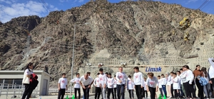 Artvin'de öğrenciler 275 metre yüksekliğindeki baraj gövdesinde koştu