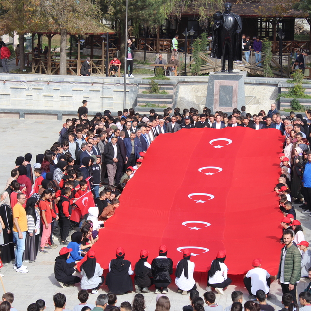 Asarcık'ta Cumhuriyet'in 100. yılı nedeniyle bayrak yürüyüşü yapıldı