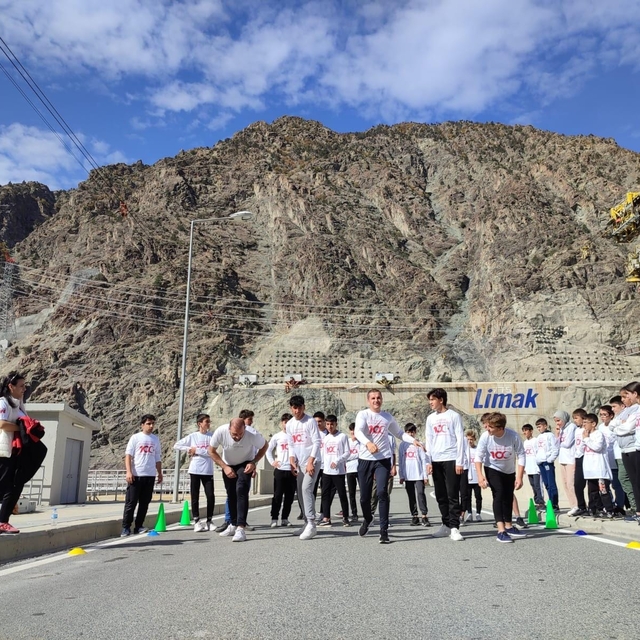 Artvin'de öğrenciler 275 metre yüksekliğindeki baraj gövdesinde koştu