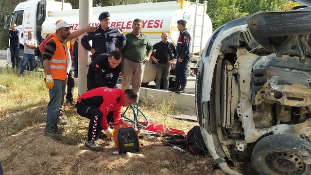 Burdur'da ağaca çarpan otomobildeki baba oğul öldü