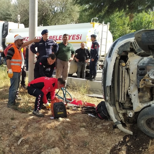 Burdur'da ağaca çarpan otomobildeki baba oğul öldü