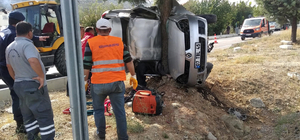 Ağaca çarpan araçtaki baba ile oğul öldü