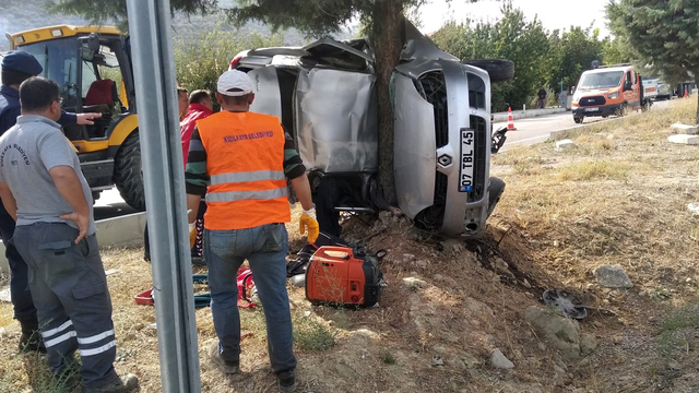 Ağaca çarpan araçtaki baba ile oğul öldü