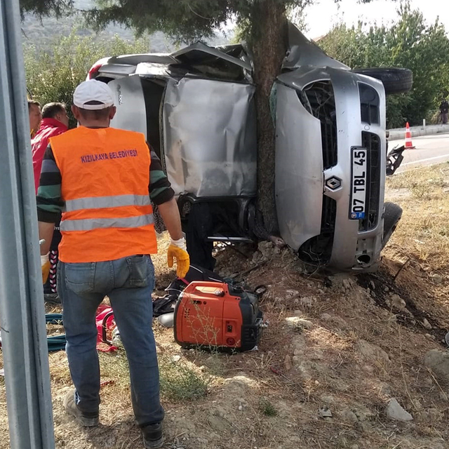 Ağaca çarpan araçtaki baba ile oğul öldü