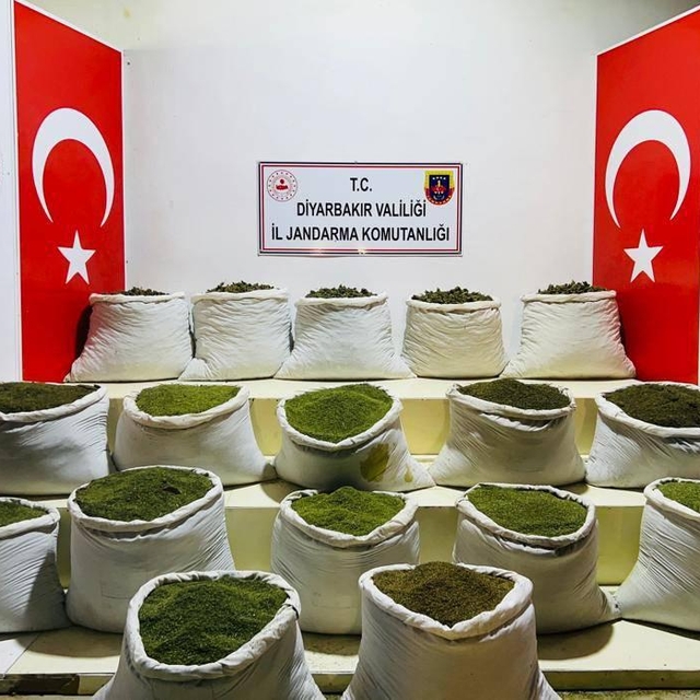 Diyarbakır'da 1 ton 354 kilogram esrar ele geçirildi
