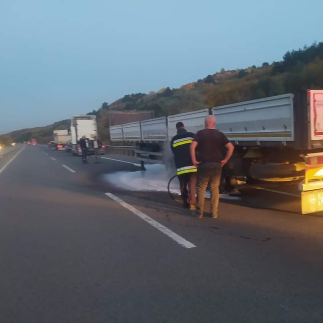 Bolu'da tırın dorsesinde çıkan yangın büyümeden söndürüldü