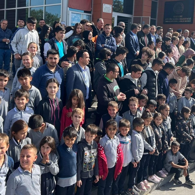 Sarıoğlan'da "Cumhuriyetimizin 100. yılına 100 tablo" sergisi açıldı
