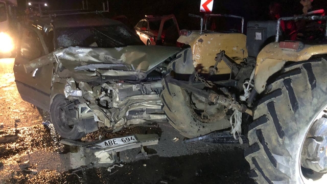 Düzce'de otomobilin traktör römorkuna çarpması sonucu 3 kişi yaralandı