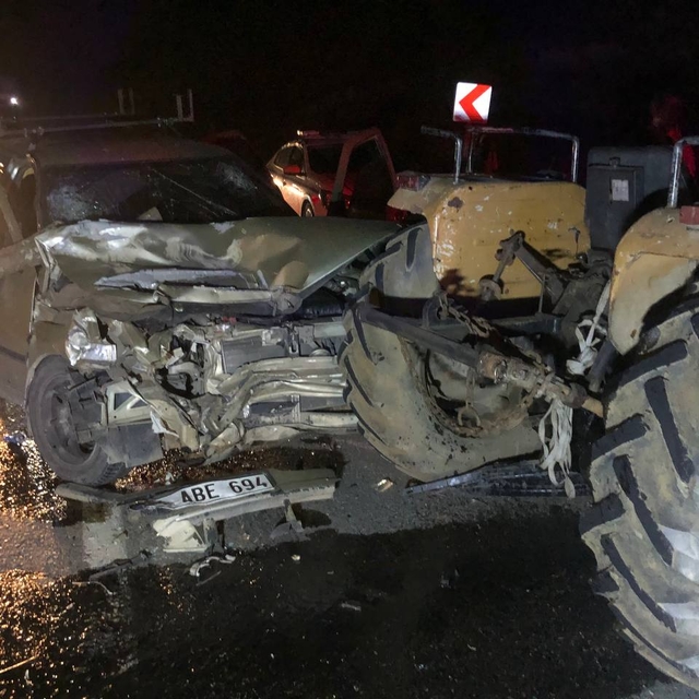 Düzce'de otomobilin traktör römorkuna çarpması sonucu 3 kişi yaralandı