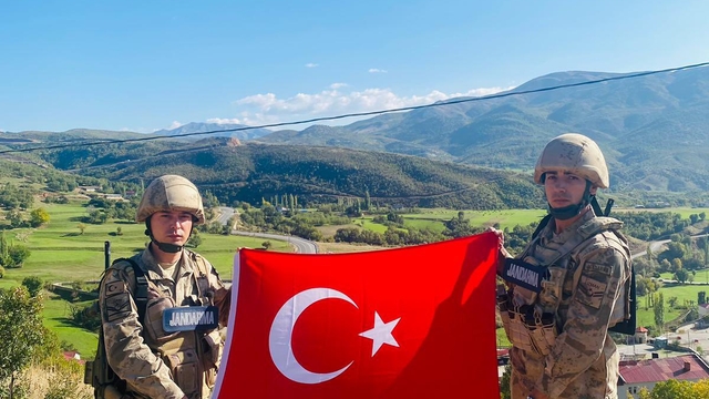 Bitlis'te jandarma personeli üst bölgelerinde Türk bayrağı açtı