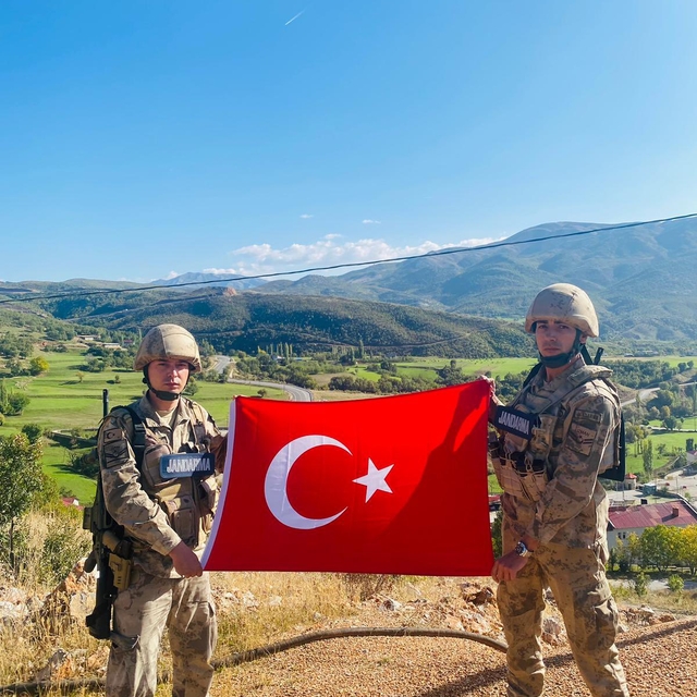 Bitlis'te jandarma personeli üst bölgelerinde Türk bayrağı açtı