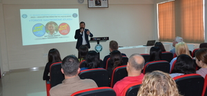 Sındırgı'da aşçı adaylarına ilk dersi gastronomi yazarı Ömür Akkor verdi