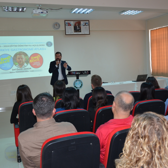 Sındırgı'da aşçı adaylarına ilk dersi gastronomi yazarı Ömür Akkor verdi