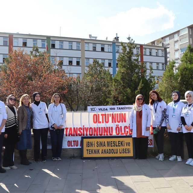 Lise öğrencileri, 'Cumhuriyet'in 100'üncü Yılı' kapsamında 500 kişinin tans...