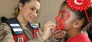 Ağrı'da jandarma ekipleri köy çocuklarını yaş pasta ve hediyelerle sevindir...