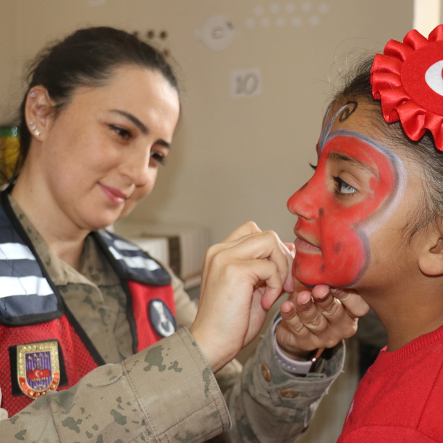 Ağrı'da jandarma ekipleri köy çocuklarını yaş pasta ve hediyelerle sevindir...