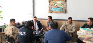 Hizan Kaymakamı Özçelik, esnaf ve vatandaşı ziyaret etti