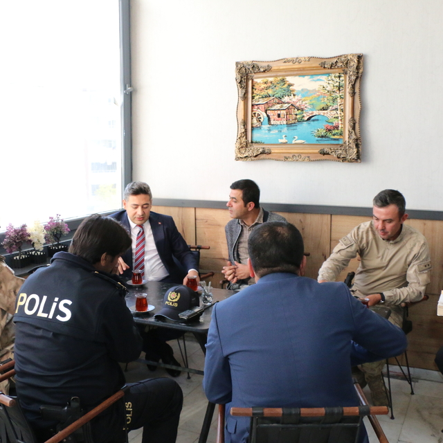 Hizan Kaymakamı Özçelik, esnaf ve vatandaşı ziyaret etti