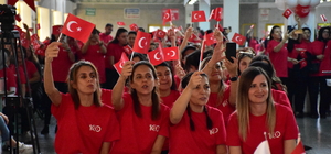 Eskişehir'de giyim markasının çalışanları Cumhuriyet'in 100. yıl dönümünü k...