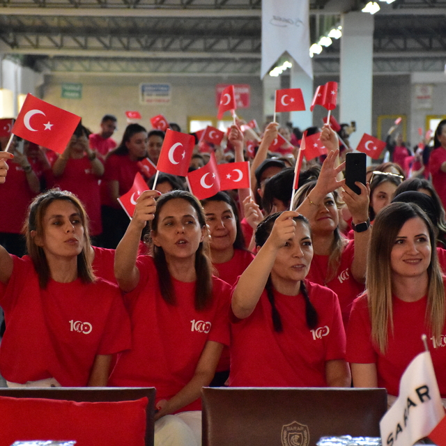 Eskişehir'de giyim markasının çalışanları Cumhuriyet'in 100. yıl dönümünü k...