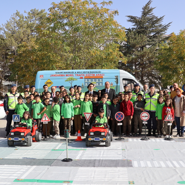 Kırşehir'de jandarma ilkokul öğrencilerine trafik eğitimi verdi