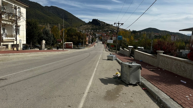 Isparta'da freni boşalan kamyon direğe çarparak durabildi