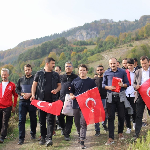 Yığılca'da Cumhuriyet'in 100. yılı etkinlikleri kapsamında doğa yürüyüşü ya...