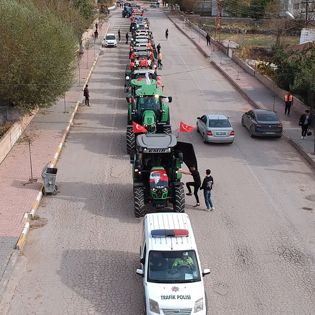 Sivas'ta çiftçiler Cumhuriyet'in 100. yılında 100 traktörle konvoy düzenled...