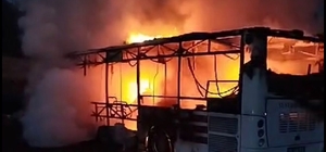 Kars'ta park halindeki halk otobüsü yandı 
