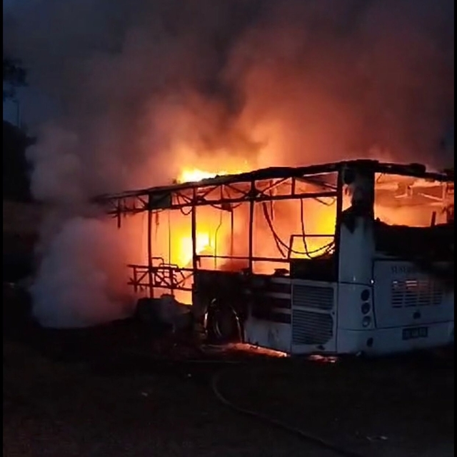 Kars'ta park halindeki halk otobüsü yandı