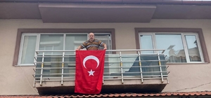 İnternet fenomeni Tahtalıoğlu bu kez Cumhuriyet’in 100. yılı için balkonuna Türk bayrağı astı