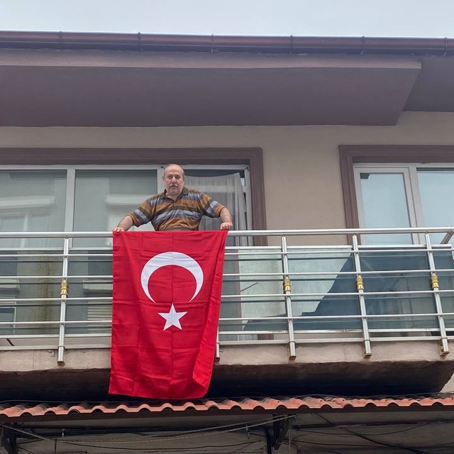 İnternet fenomeni Tahtalıoğlu bu kez Cumhuriyet'in 100. yılı için balkonuna...