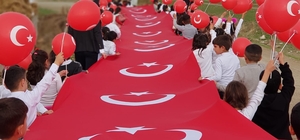 Van´ın kırsal mahallesinde ilkokul öğrencileri, 30 metrelik Türk bayrağı il...