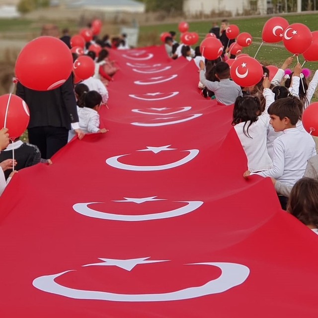 Van´ın kırsal mahallesinde ilkokul öğrencileri, 30 metrelik Türk bayrağı il...