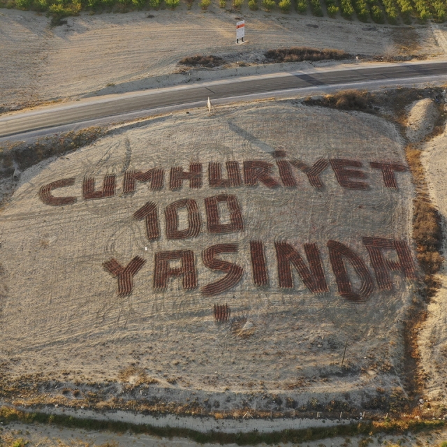 Ziraat mühendisi tarlaya, 'Cumhuriyet 100 yaşında' yazdı