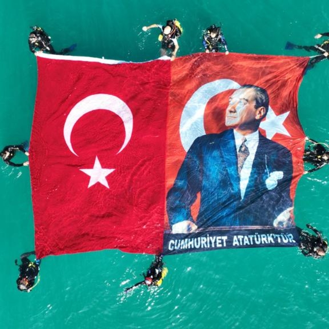 Akdeniz'de Türk bayrağı ve Atatürk posteri açtılar