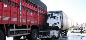 Kamyonun kırmızı ışıkta bekleyen TIR ve otomobile çarptığı kaza, kamerada