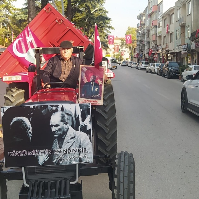 Traktörünü Cumhuriyet'in 100'üncü yılı için süsledi