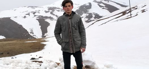 Babasına yardım ederken kesilen ağacın altında kalıp, öldü