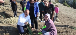 Harmancık'ta cumhuriyetin 100. yılı dolayısıyla 100 fidan yaprakla buluştu