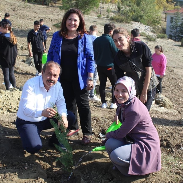 Harmancık'ta cumhuriyetin 100. yılı dolayısıyla 100 fidan yaprakla buluştu