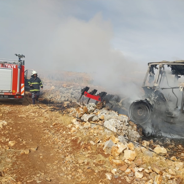 Adıyaman'da seyir halindeyken alev alan traktör kullanılamaz hale geldi