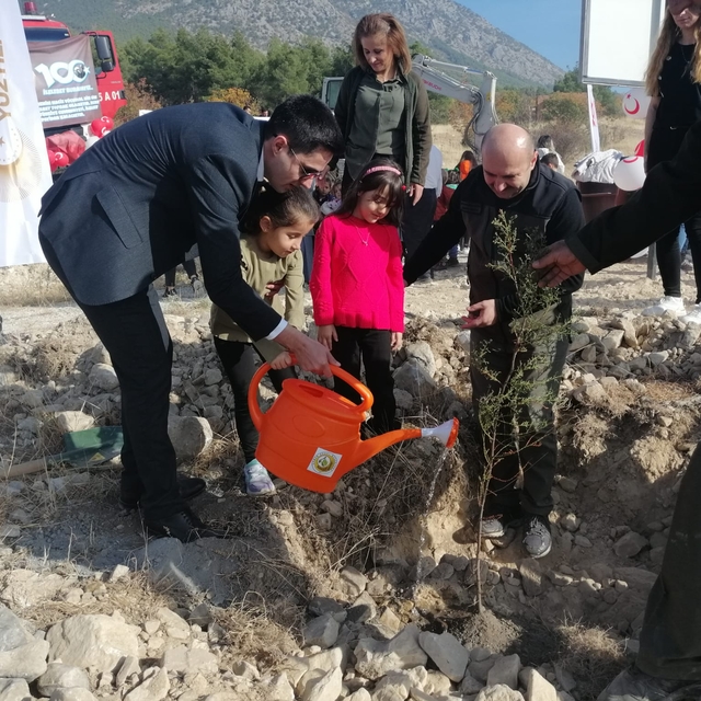 Kargı'da anaokulu öğrencileri fidan dikti
