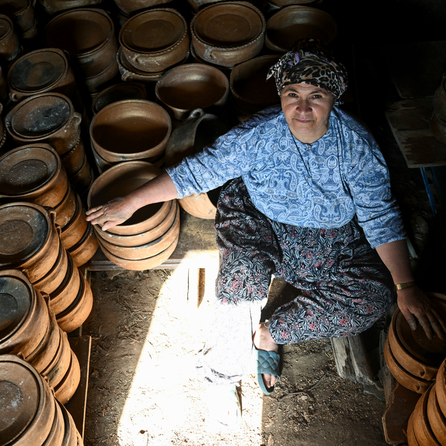 Volkanik kayalar kadınların elinde çömleğe dönüşüyor