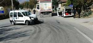 Çorum'da kamyonla hafif ticari araç çarpıştı, 2 kişi yaralandı