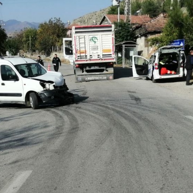 Çorum'da kamyonla hafif ticari araç çarpıştı, 2 kişi yaralandı