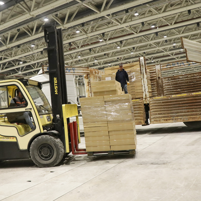 Kayseri'de 20 bin öğrenciye çalışma masası ve kitaplık dağıtımına başlandı