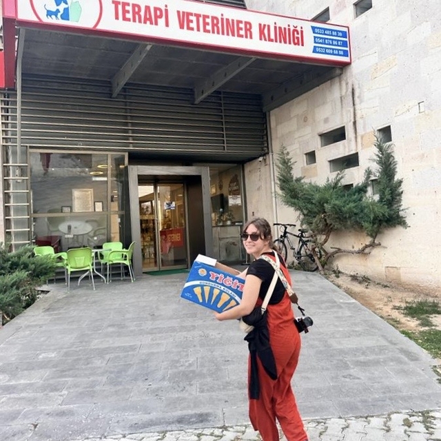 Avanos'ta Kanadalı turist yolda gördüğü yaralı kediyi tedavi ettirdi