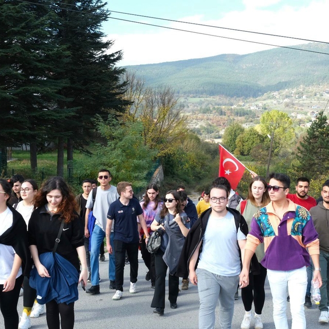 Mengen'de üniversite öğrencileri çevre temizliği yaptı