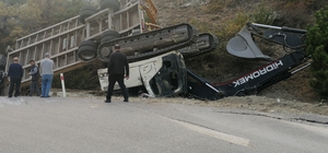 Çorum'da iş makinesi taşıyan tır devrildi, 2 kişi öldü
